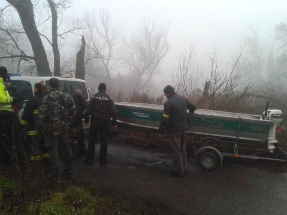 Policisté pátrají po Mirce u Devínského Jezera.