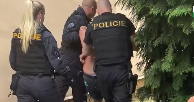 Policisté v Plzni pátrali po muži, který zmizel z bytu s kojencem. (srpen 2023)