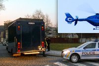 Na útěku před policisty se schoval v psí boudě! Pak utekl do řeky