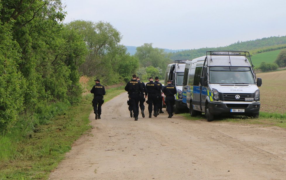 Tři desítky policistů z pořádkových jednotek v Brně pročesávaly v pondělí les poblíž Nechvalína, pátraly po pohřešované Pavle Zálešákové (42).