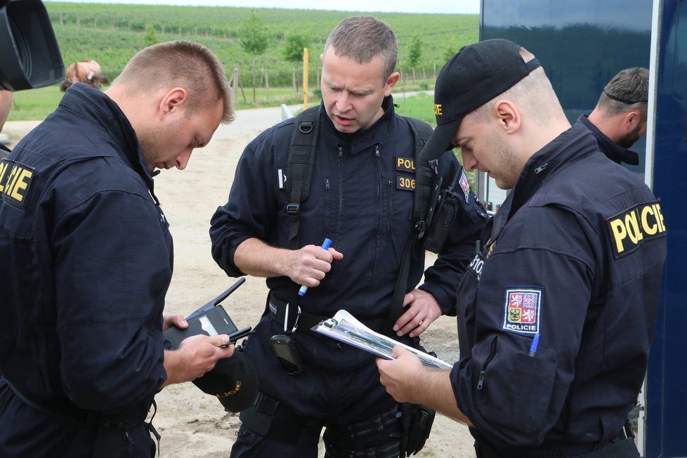 Taktická porada policistů na počátku pondělního pátrání po Pavle Zálešákové (42) u Nechvalína na Kyjovsku.