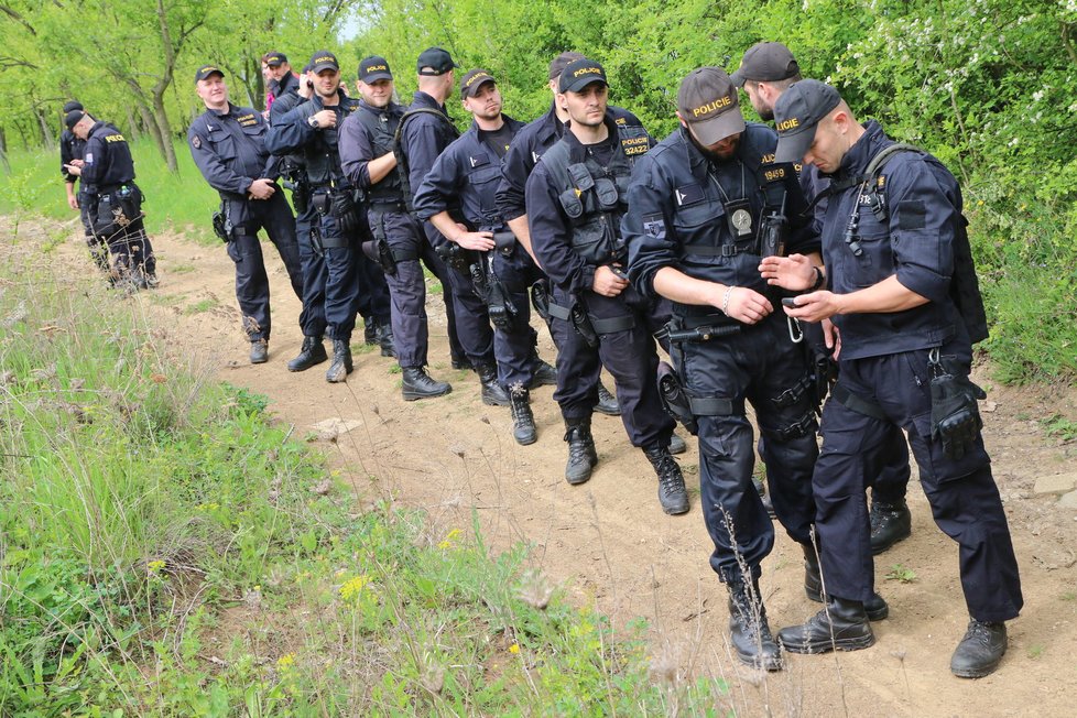 Policisté vyrážejí do zalesněné lokality u Nechvalína. Podle místních tam pohřešovaná Pavla Zálešáková (42) ráda chodila.