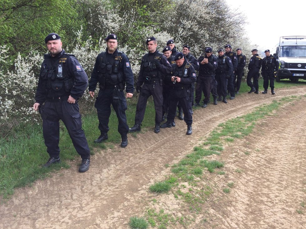 Zatímco jízdní policie propátrávala lokalitu mezi Bukovany a Bohuslavicemi, členové pořádkové policie si vzali na starost les poblíž Sobůlek.