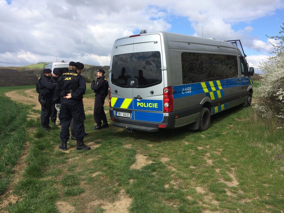 Zatímco jízdní policie propátrávala lokalitu mezi Bukovany a Bohuslavicemi, členové pořádkové policie si vzali na starost les poblíž Sobůlek.