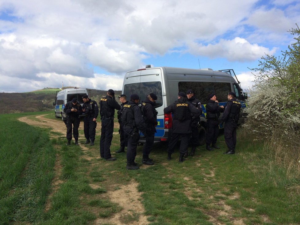 Zatímco jízdní policie propátrávala lokalitu mezi Bukovany a Bohuslavicemi, členové pořádkové policie si vzali na starost les poblíž Sobůlek.