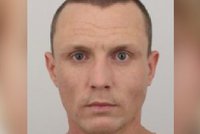 Podvodník (36) obral lidi o statisíce, rok a půl uniká spravedlnosti! Řádil v Praze i na Karlovarsku