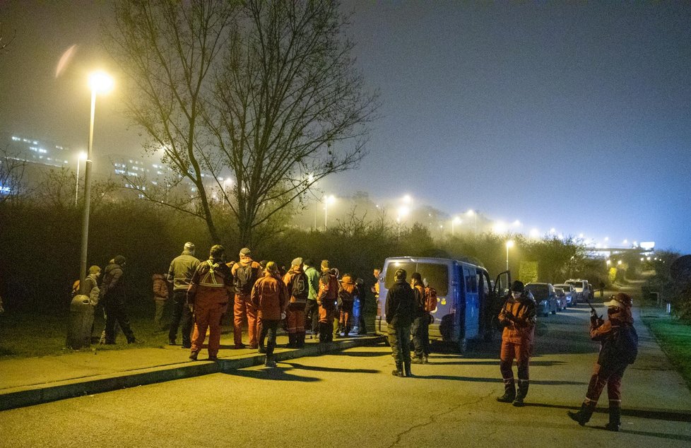 Policie pátrá po pohřešované Nine H. a Janu P. v Prokopském údo. Na místě je asi dvacet psovodů i kriminalisté z oddělení vražd.