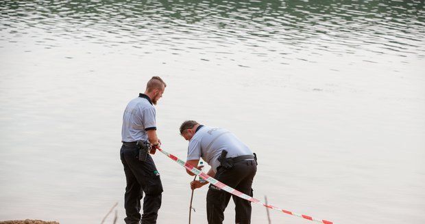 Děsivá svědectví z jezera Lhota, kde utonuly dvě děti (†7): Rodiče prosili o pomoc, žádná nepřicházela