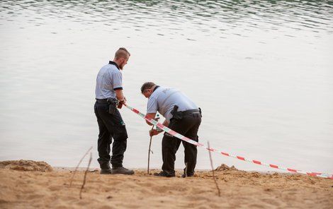 Tragédie na jezeru Lhota: Dva malí chlapci se ztratili, našli je mrtvé ve vodě.