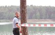 Tragédie na jezeru Lhota: Dva malí chlapci se ztratili, našli je mrtvé ve vodě.