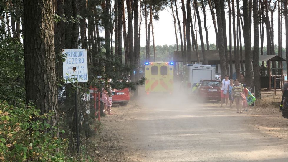 Tragédie na jezeru Lhota: Dva malí chlapci se ztratili, našli je mrtvé ve vodě.