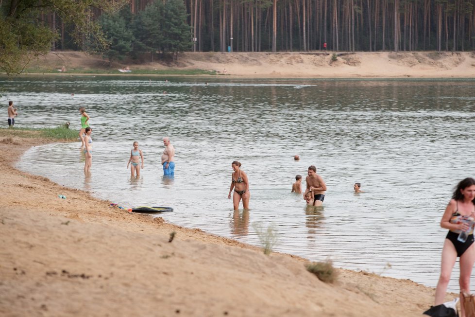 Tragédie na jezeru Lhota: Dva malí chlapci se ztratili, našli je mrtvé ve vodě.