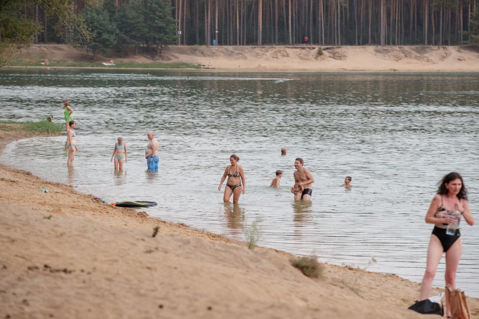 Tragédie na jezeru Lhota: Dva malí chlapci se ztratili, našli je mrtvé ve vodě.