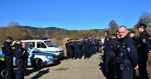 Policisté při pátrací akci