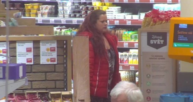 Policisté pátrají po této ženě, v brněnském supermarketu pomáhala krást svému komplici.