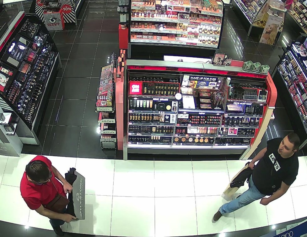 Pražští policisté hledají čtyři muže, kteří kradli v obchodě s parfémy na Zličíně.