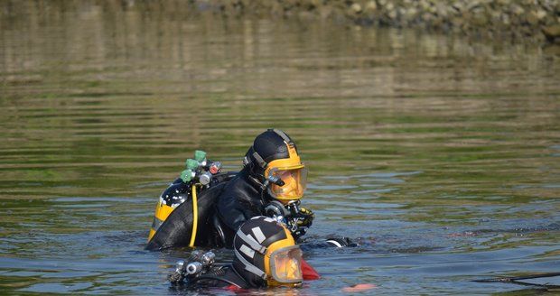 (Ilustrační foto) Tragédie na Hodonínsku: V řece se utopil muž, potápěči hledají druhého