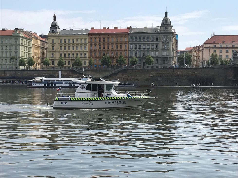 Policisté s potápěči prohledávají Vltavu.