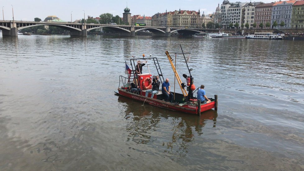 Policisté s potápěči prohledávají Vltavu.