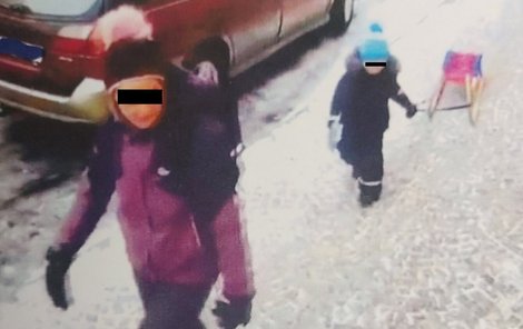 Matka se synem ze záznamu z bezpečnostní kamery, která dvojici zachytila 28.prosince.