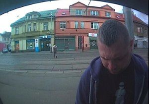 Policisté pátrají po muži, který v nestřeženém okamžiku odebral z bankomatu hotovost, která mu nenáležela.