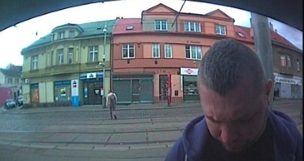 Policisté pátrají po muži, který v nestřeženém okamžiku odebral z bankomatu hotovost, která mu nenáležela.