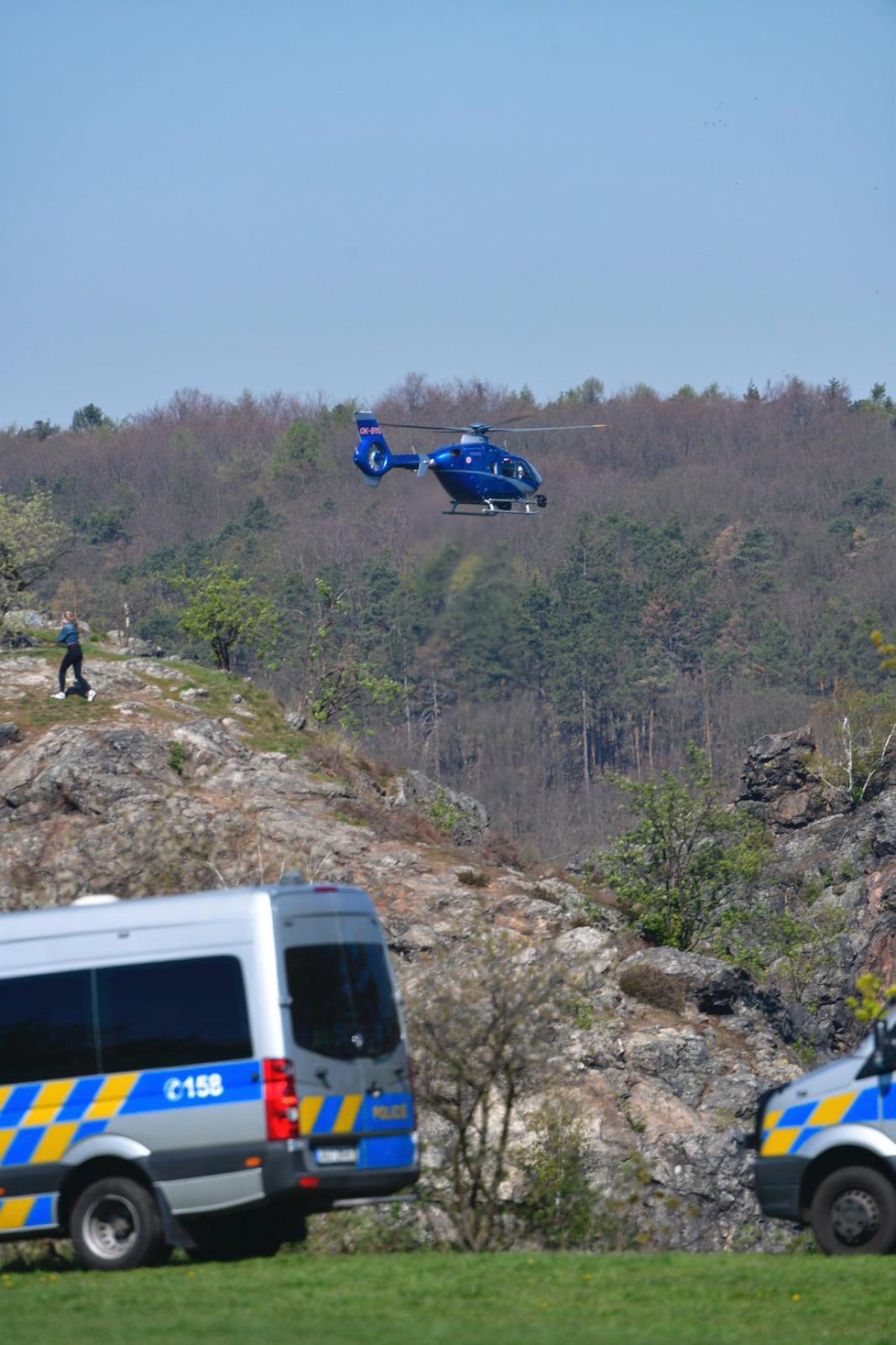 Vrtulník nad Šáreckým údolím hledal pohřešovanou Zuzanu (37) z Prahy.