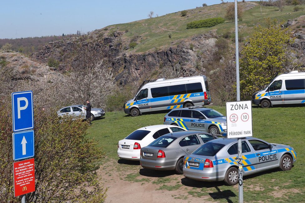 Vrtulník nad Šáreckým údolím hledal pohřešovanou Zuzanu (37) z Prahy.