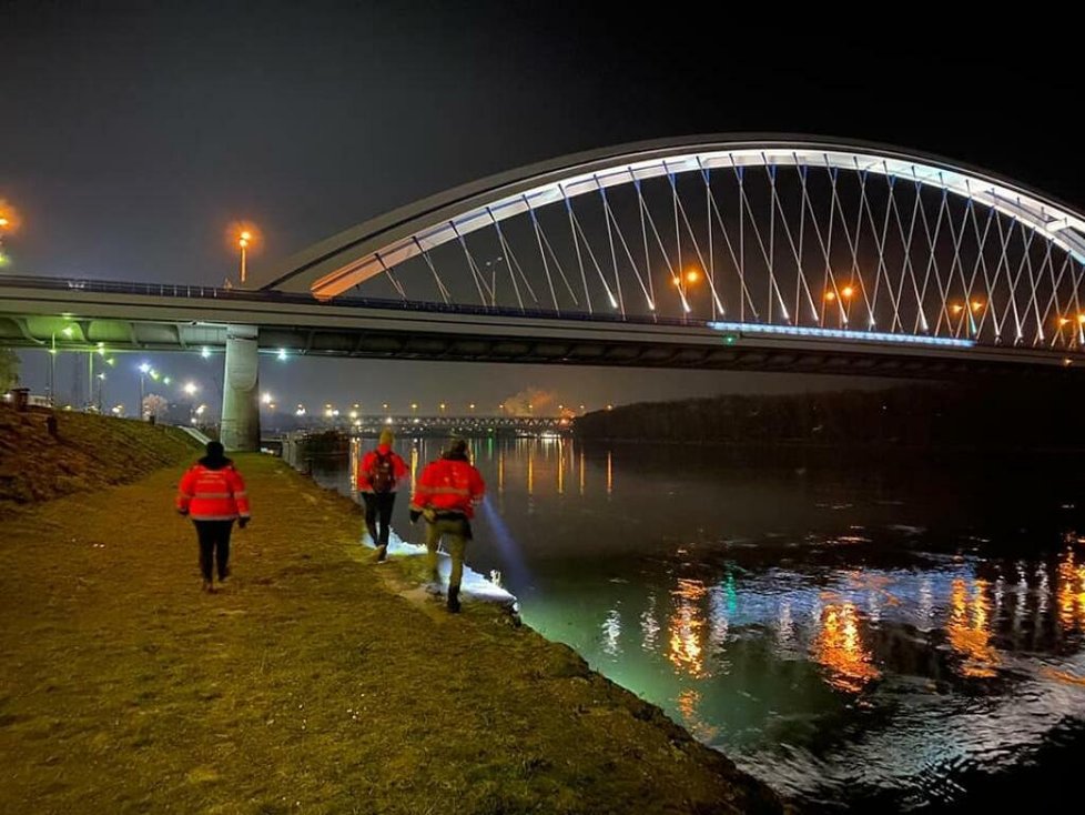 Po dívce policie i dobrovolníci pátrali několik dní.