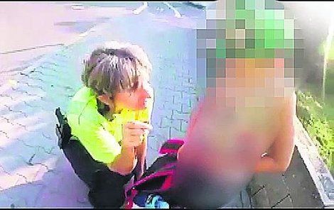 Pětiletý chlapec s batohem na zádech stál sám na ulici v pražském Radotíně.