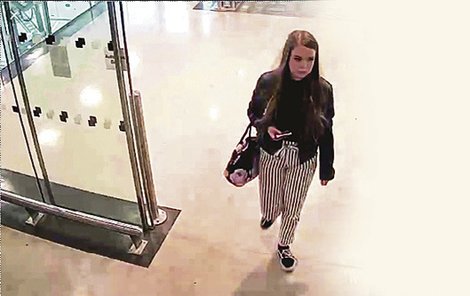 Vyšetřovatelé na obou stranách Atlantiku zjistili, že dívka odletěla z newyorského letiště J.F.K. a v pondělí ráno přistála na londýnském Heathrow.
