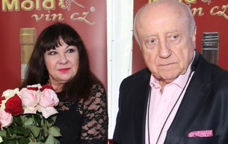 Od manžela dostala k narozeninám 66 růží, ale milenec Vito dál zůstává v jejím srdci.
