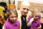 Ivan Mládek se svými vnučkami