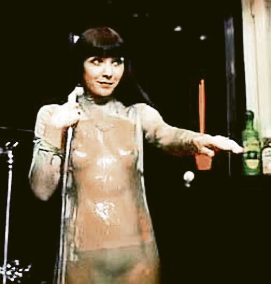 Patrasová jako Manuela ve filmu Vrchní prchni.