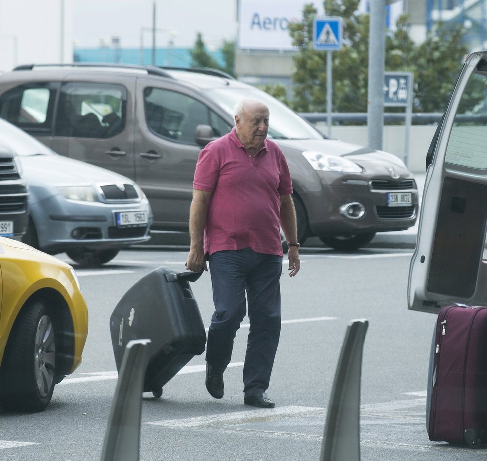 Felix Slováček na letišti