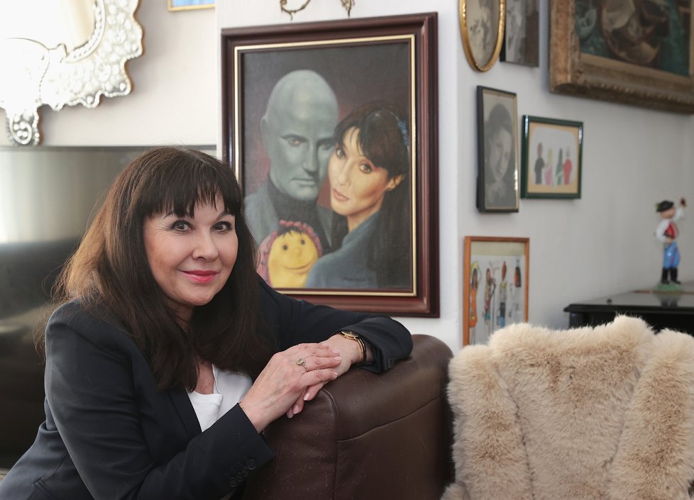 Dáda před obrazem Jaroslava Myslivečka, kde jí vypodobnil s věhlasnou žížalou Julíí a Fantomasem