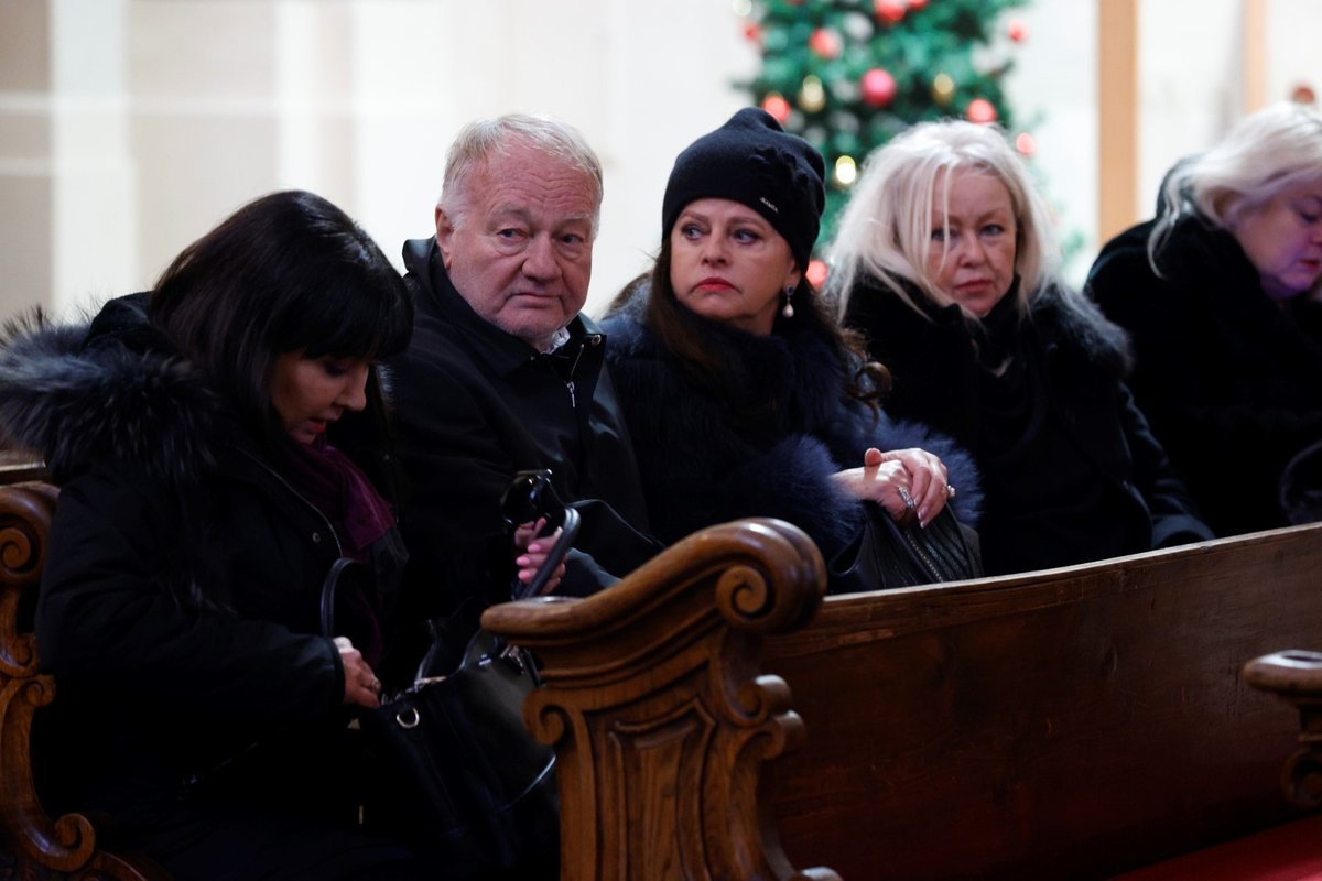 Dáda Patrasová, Luděk Sobota a jeho manželka Adriana na pohřbu Zuzany Buriánové.