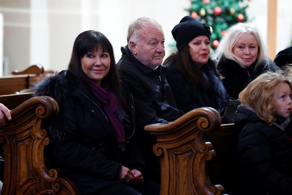 Dáda Patrasová, Luděk Sobota a jeho manželka Adriana na pohřbu Zuzany Buriánové