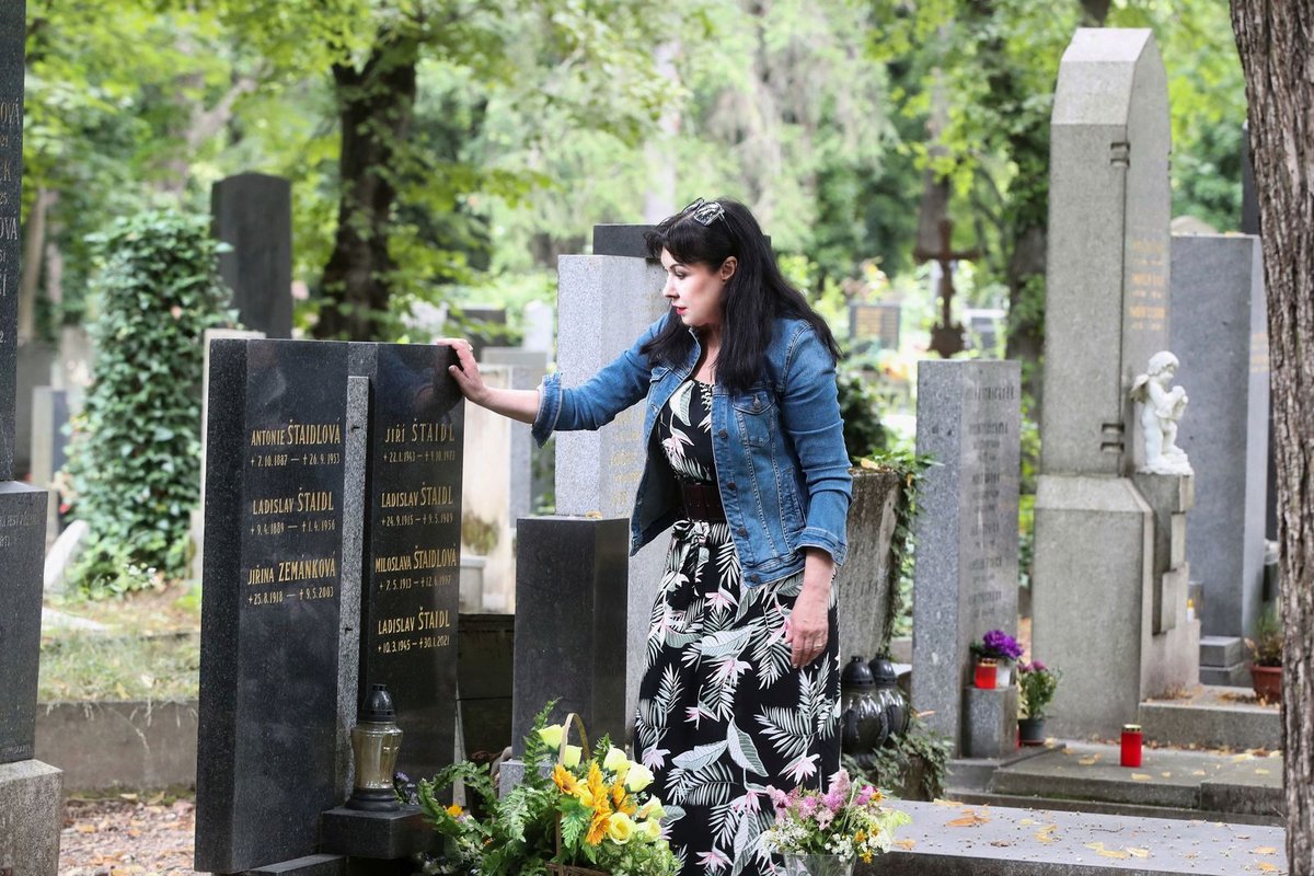 Dáda přišla s kytičkou na hrob rodiny Štaidlů netušíc, že už tam leží i Ladislav Štaidl.