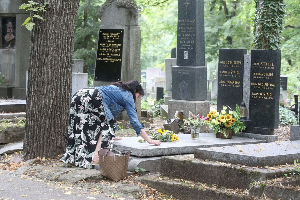 Dáda přišla s kytičkou na hrob rodiny Štaidlů netušíc, že už tam leží i Ladislav Štaidl.