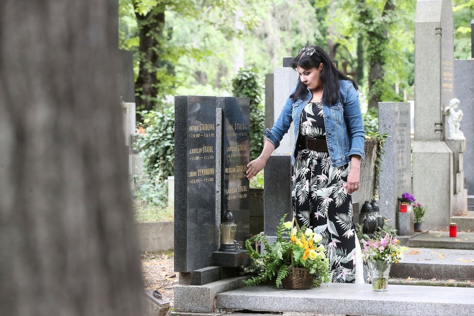 Dáda přišla s kytičkou na hrob rodiny Štaidlů netušíc, že už tam leží i Ladislav Štaidl.