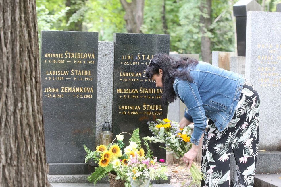 Dáda přišla s kytičkou na hrob rodiny Štaidlů netušíc, že už tam leží i Ladislav Štaidl.