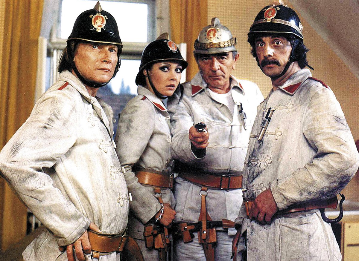 Seriál Návštěvníci vznikal v letech 1981 a 1982, jen rok po natočení komedie Vrchní, prchni!. 