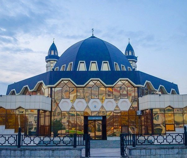 Hlavní mešita v Naľčiku, kam patriarcha Kiril zavítal.
