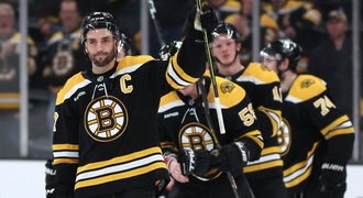 Nejlépe bránící útočník NHL končí: Boston se bude muset obejít bez Bergerona