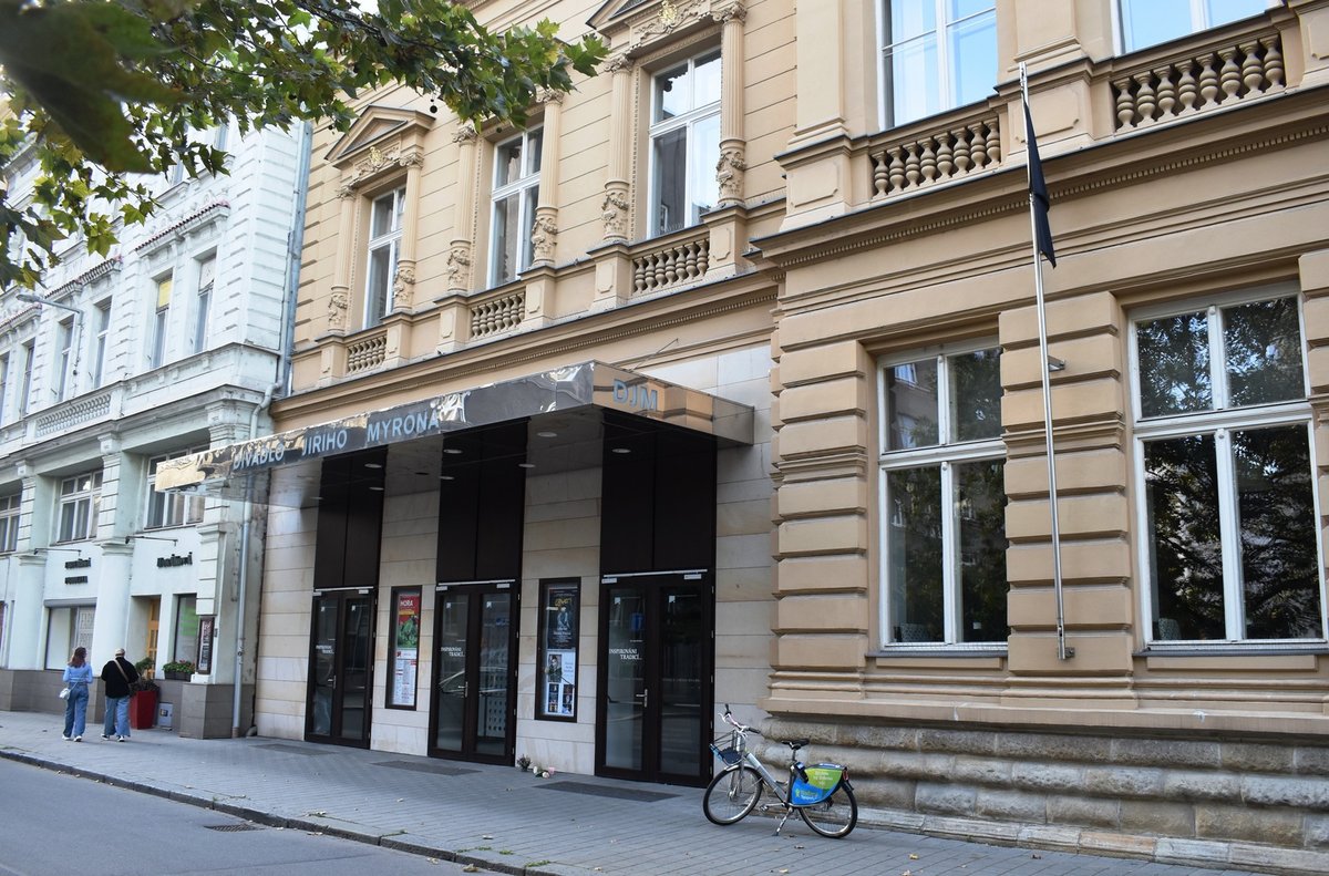 Divadlo Jiřího Myrona vyvěsilo černou vlajku.