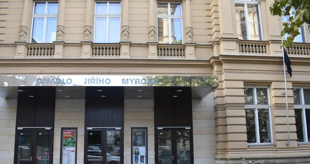 Před budovou ostravského divadla Jiřího Myrona, kde Patricia Janečková působila jako sólistka, se tvoří pietní místo.
