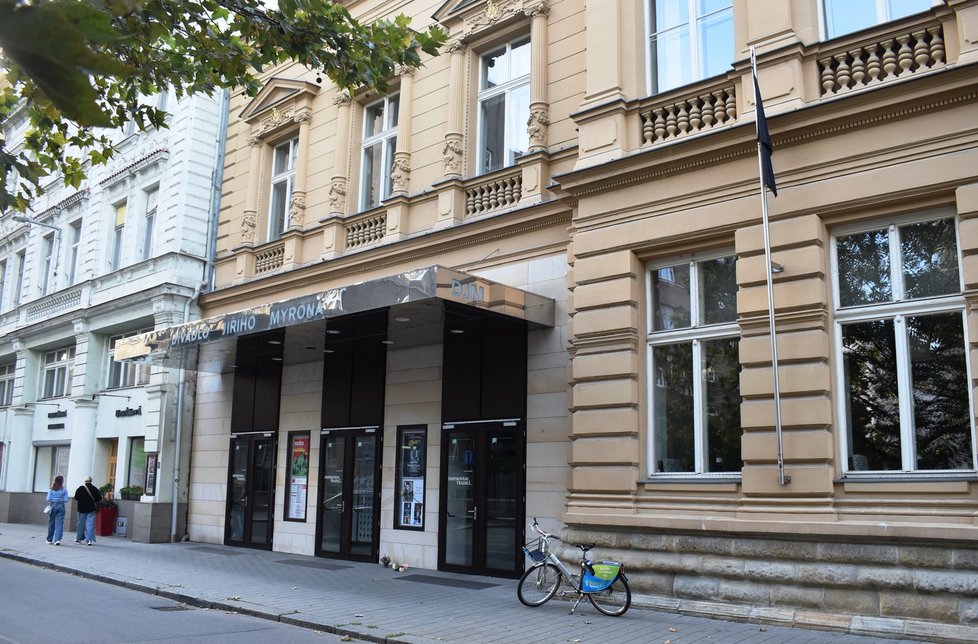 Divadlo Jiřího Myrona vyvěsilo za Patricii Janečkovou černou vlajku.