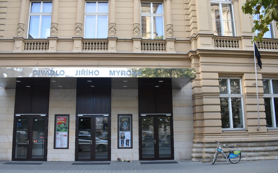 Před budovou ostravského divadla Jiřího Myrona, kde Patricia Janečková působila jako sólistka, se tvoří pietní místo.