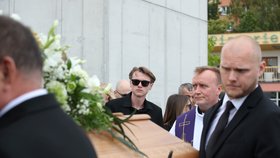 Vdovec Vlastimil Burda sotva zadržoval slzy. Se zemřelou Patricií Janečkovou (†25) se vzali teprve před třemi měsíci.